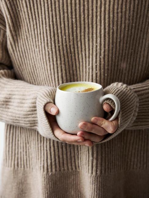tasse style scandinave dans les mains d'une femme