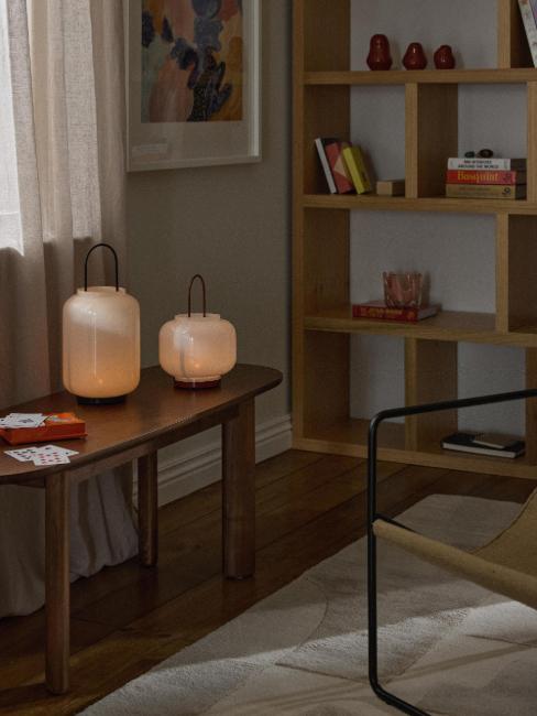 deux lanternes modernes allumée dans un salon sombre