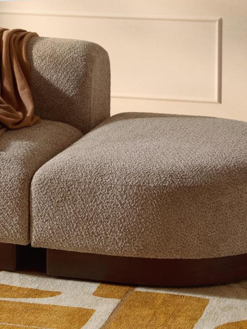 module de canapé arrondi en tissu peluche et pieds en bois