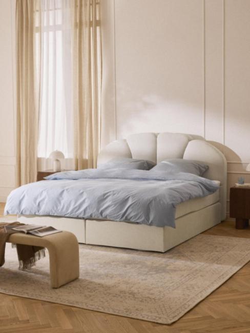 lit avec tête en forme de coquillage