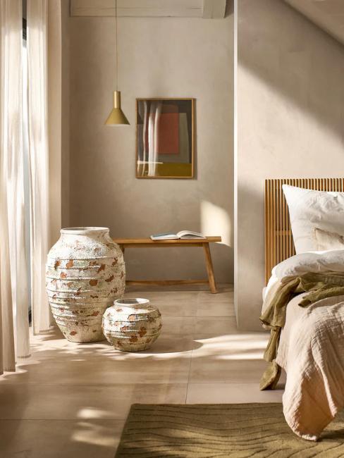 grands vases vieillis dans une chambre bord de mer