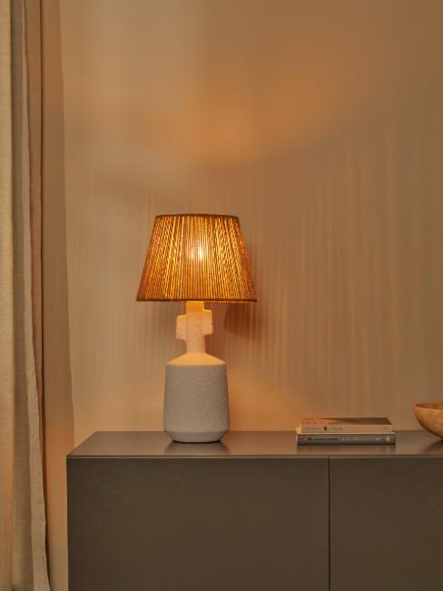 lampe à poser avec socle blanc et abat-jour en fibres naturelles