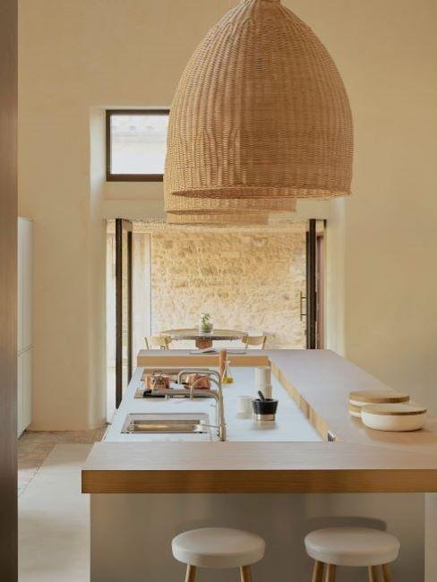 grande suspension en rotin dans une cuisine