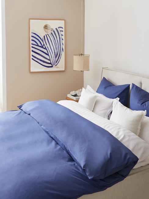 impression murale à rayures bleues et blanches dans une chambre