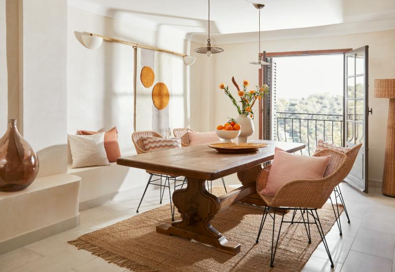 salle à manger avec chaises en rotin