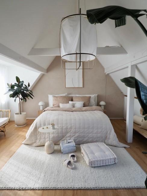 chambre mansardée avec un mur peint en beige