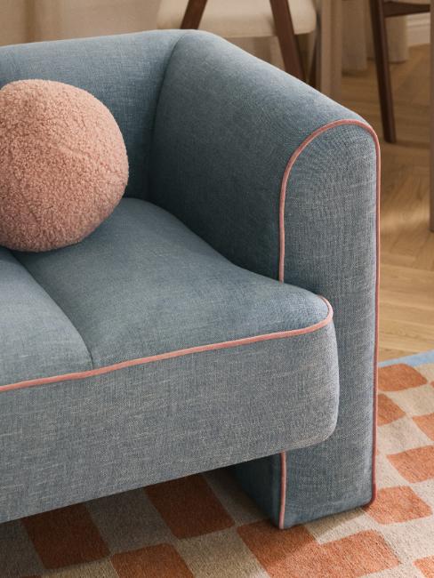 gros plan accoudoir et assise de canapé arrondi bleu