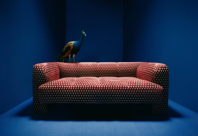 canapé petit espace Bobi avec tissu Dedar rouge