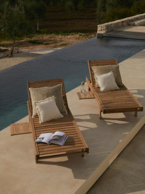 déco piscine extérieur design avec coussins sur transats
