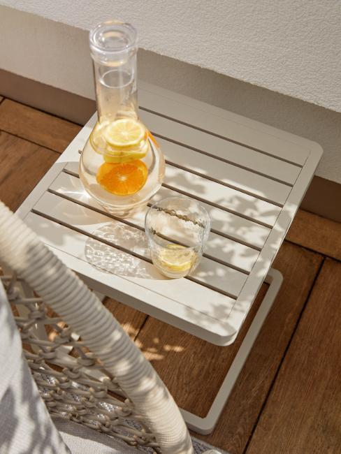 petite table d'appoint carrée pour balcon étroit