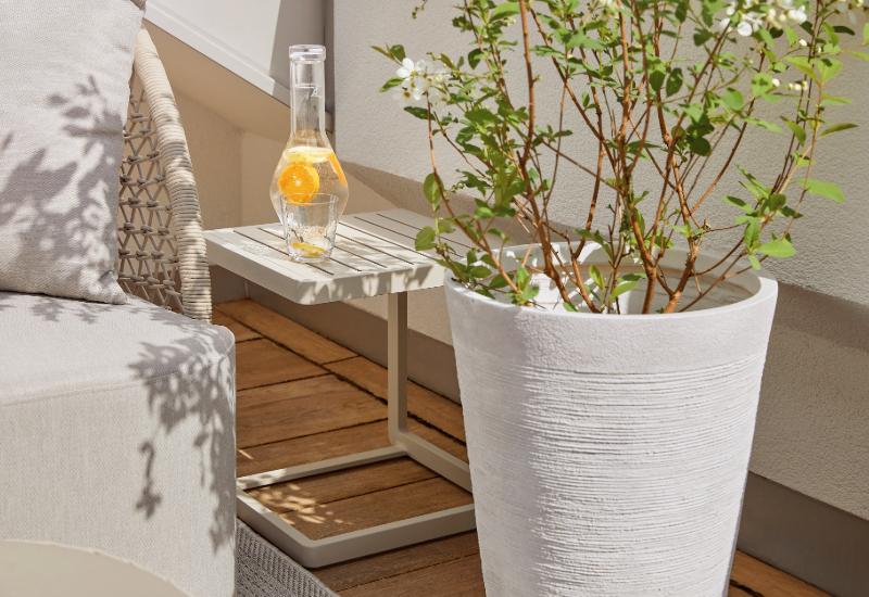 table d'appoint sur un balcon étroit