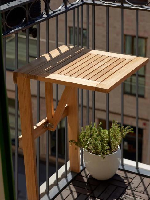 table pour balcon étroit pliante en bois fixée au garde corps