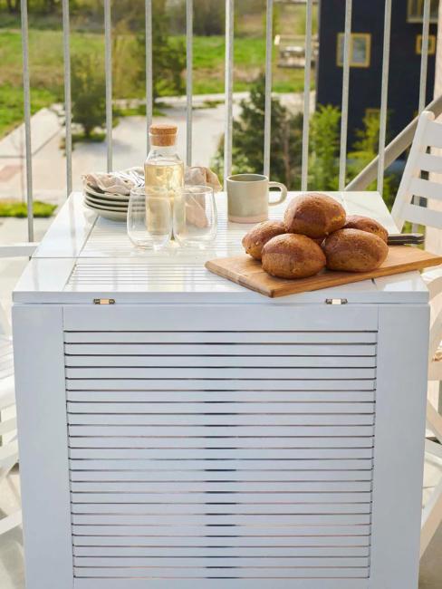 table extensible sur un petit balcon à moitié repliée