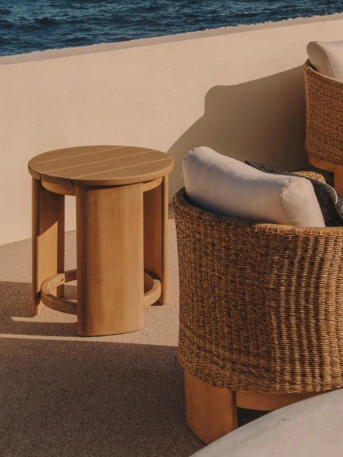 table d'appoint ronde en bois sur un balcon étroit