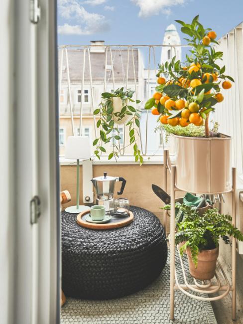 coussin de sol en jute noir sur balcon de 2m2