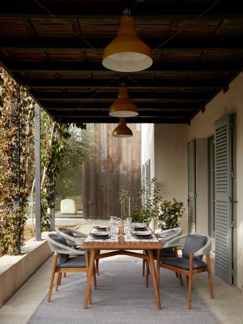 terrasse couverte avec toit plat en bois et piliers en métal