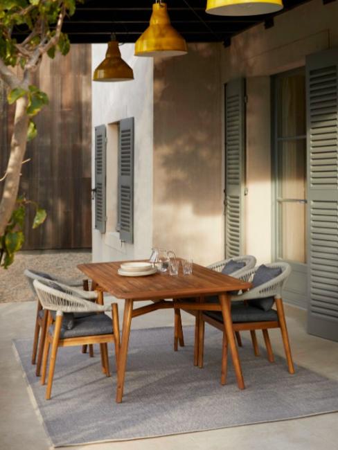 salon de jardin en bois sur une terrasse couverte en bois