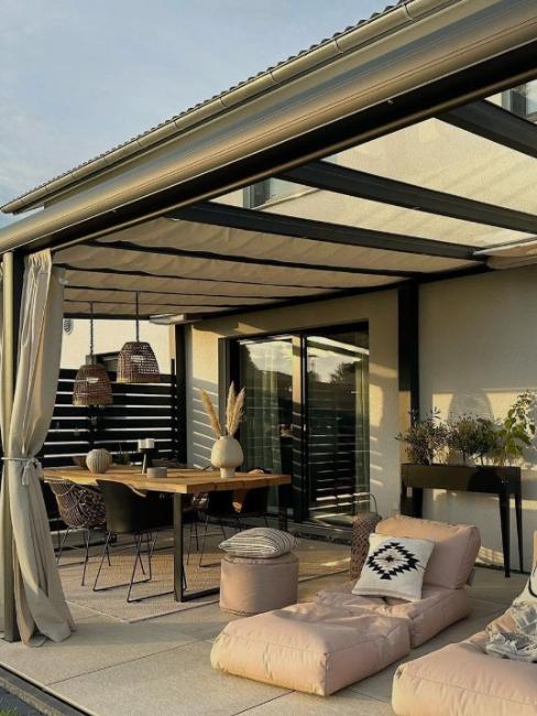 terrasse couverte moderne avec tonnelle et rideaux