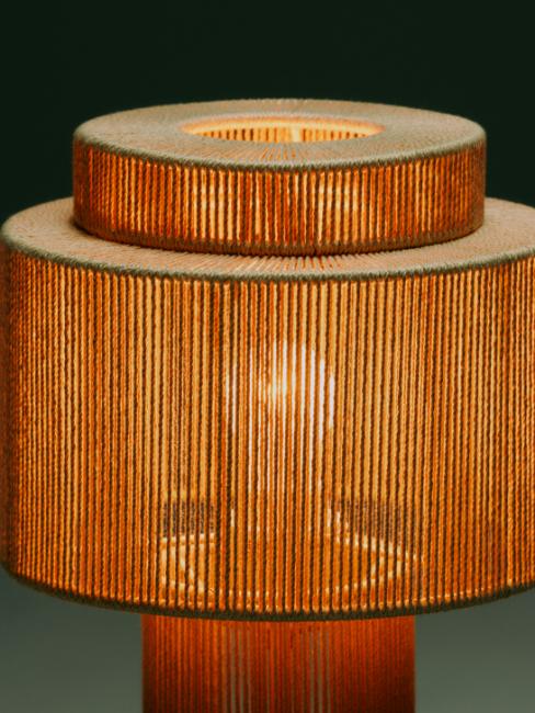 abat-jour en fils de lin d'une lampe design allumée