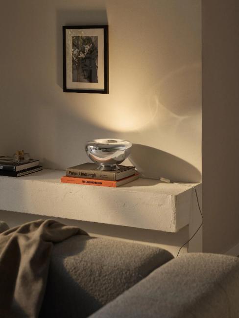 éclairage tendance avec lampe à poser organique chromée