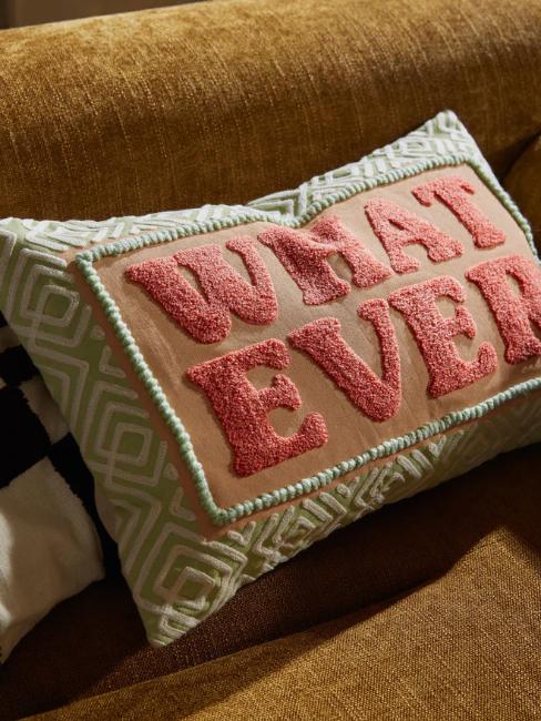 coussin vert et orange avec slogan whatever