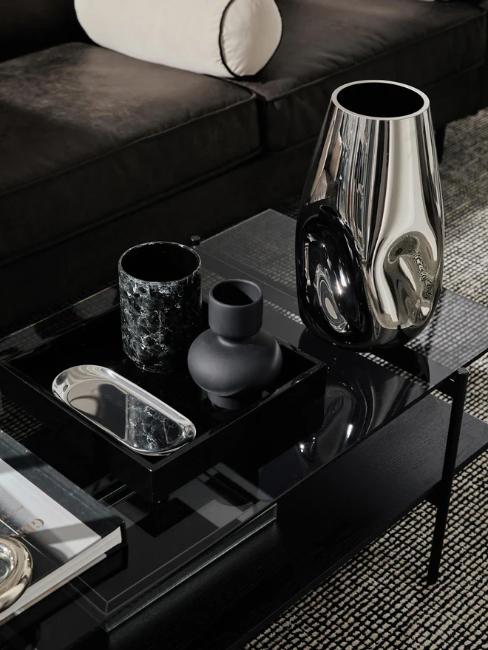 vase design organique chromé sur table basse noire