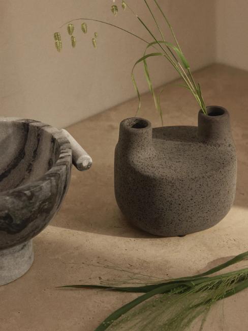 petit vase design en grès gris texturé