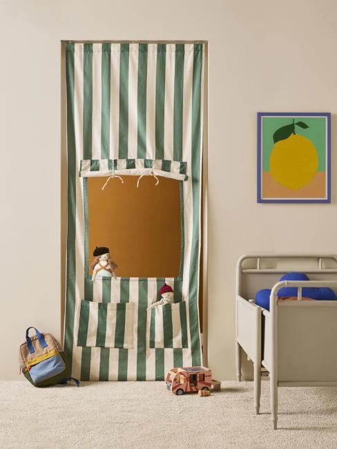 cadeau original enfant 1 an, rideau de porte théâtre marionnettes