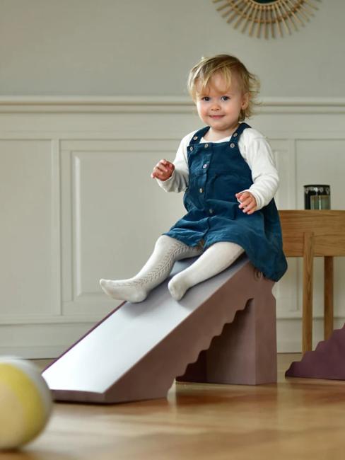 enfant 1 an sur petit toboggan