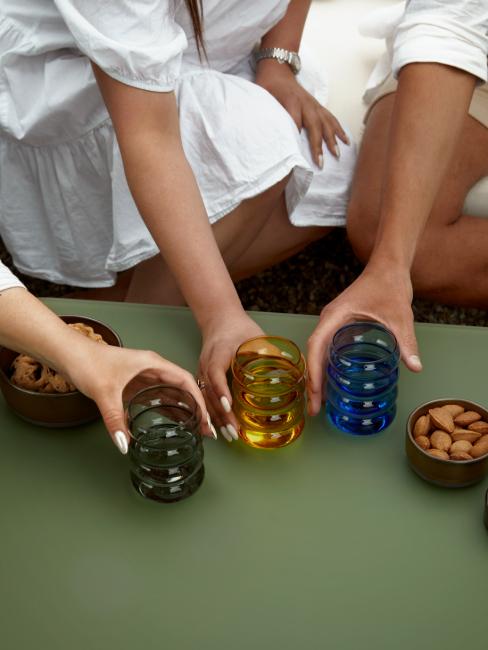personnes trinquent avec verres originaux colorés