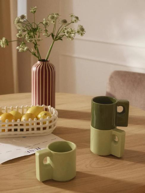 tasses en céramique kaki