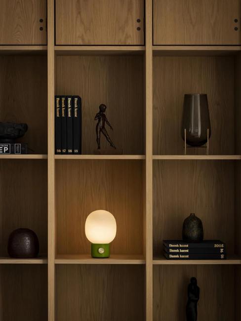 petite lampe design kaki et dorée sur étagère