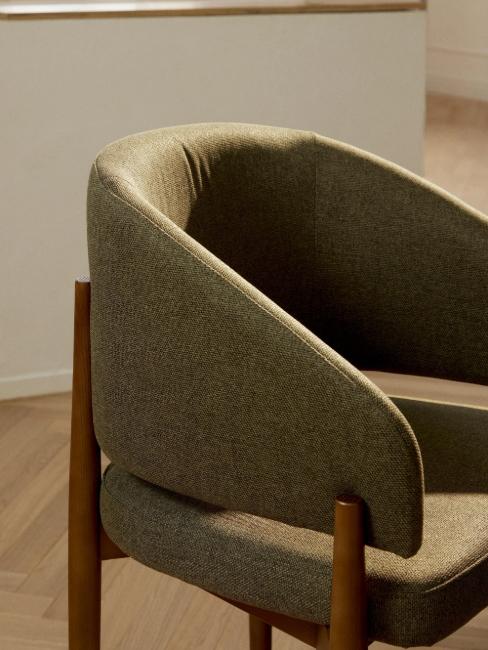 dossier incurvé de chaise couleur kaki et bois foncé