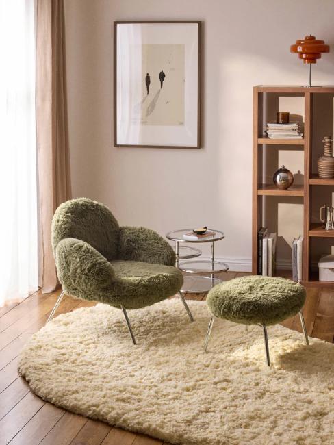 fauteuil en tissu peluche couleur kaki aux pieds en métal chromé