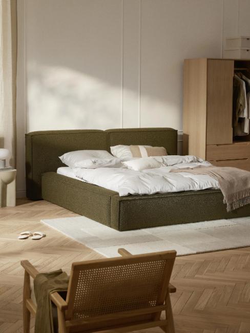 lit kaki dans une chambre minimaliste