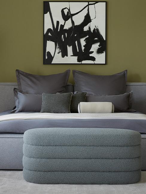 peinture kaki dans une chambre aux meubles gris