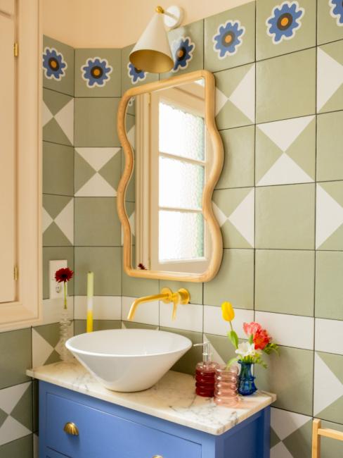 salle de bain avec carrelage kaki et miroir ondulé en bois