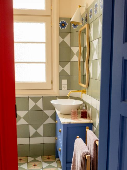 salle de bain avec carrelage kaki