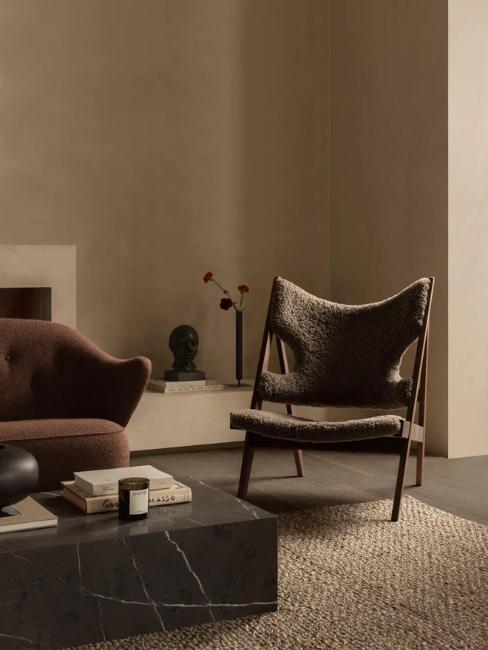 salon avec peinture et fauteuil couleur taupe