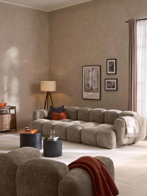 salon avec peinture taupe clair et canapé bubble couleur taupe