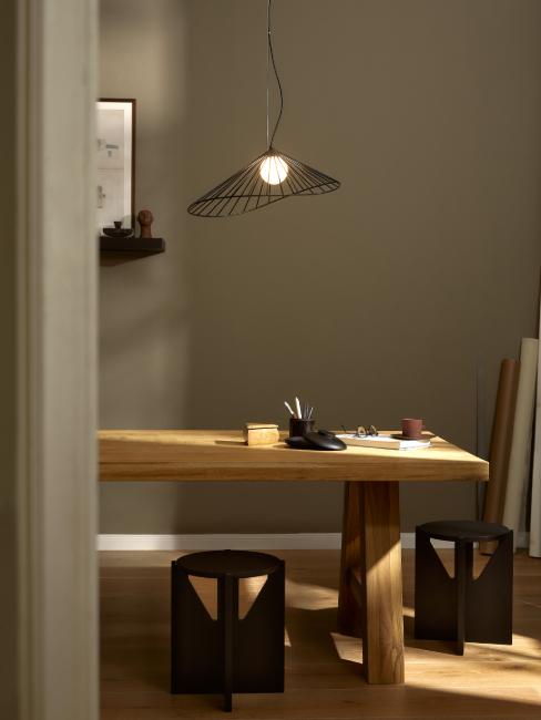 salle à manger avec murs couleur taupe