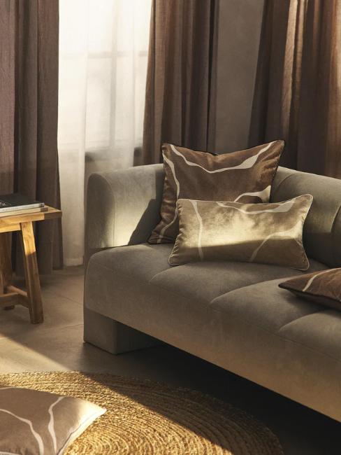 canapé et coussins en velours couleur taupe
