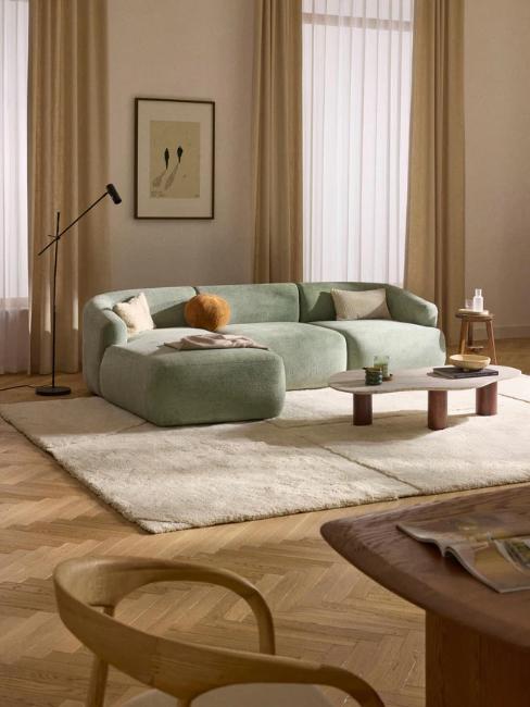 canapé d'angle vert sauge dans un salon beige