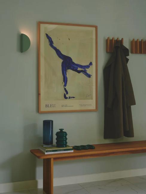 couloir avec peinture vert sauge, banc, applique murale