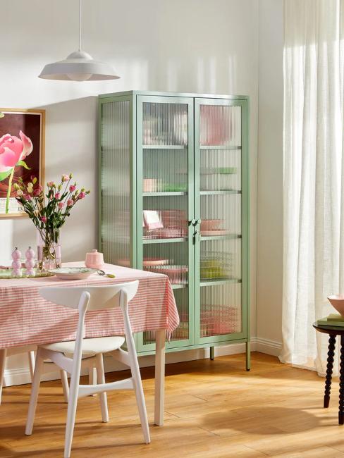 salle à manger avec vitrine vert sauge