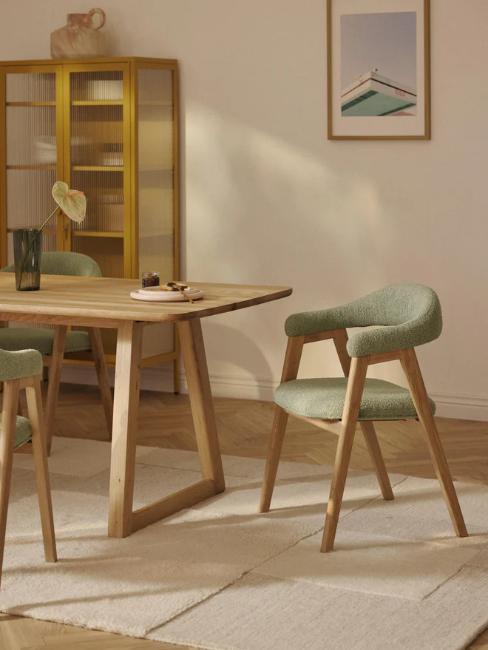 salle à manger avec table en bois et chaise bois et vert sauge
