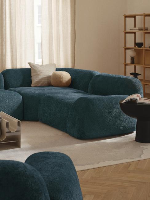 canapé d'angle bleu canard et coussin boule beige