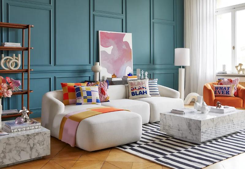 grand salon avec mur bleu canard