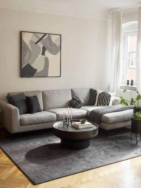 canapé gris clair, tapis gris anthracite, objets déco noirs