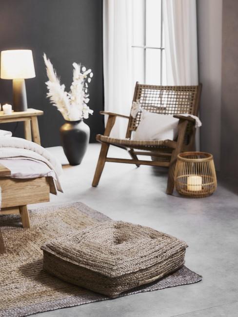 fauteuil en rotin, murs anthracite